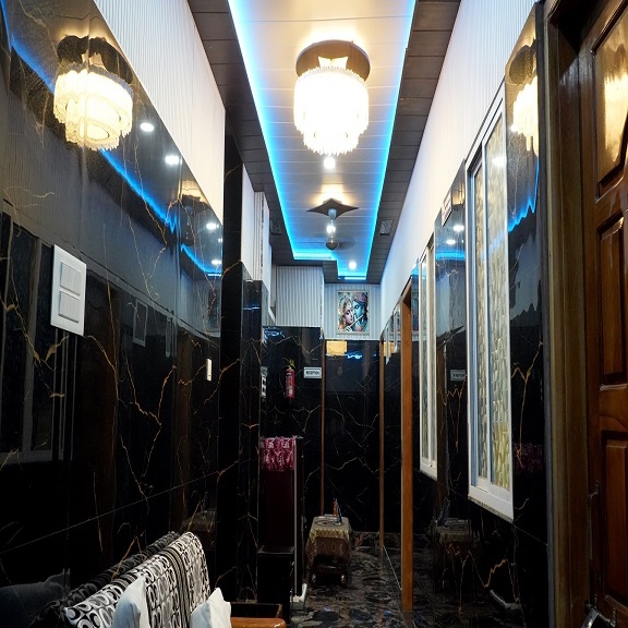 Historic Varanasi neighbourhood and cultural attractions near Kashi Vishwanath Home Stay